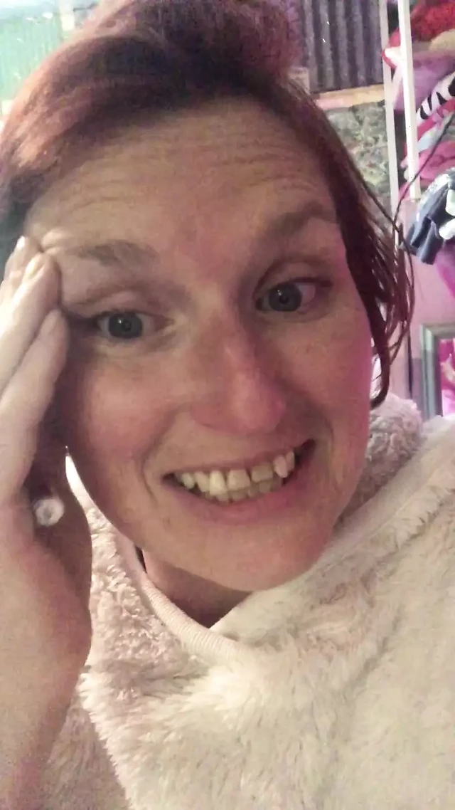 Annemin tüylü ıslak amı çok yoğun kokuyor ve daha önce büyük, seksi bir şişmanı aşağıladıktan sonra senin diline ihtiyacı var