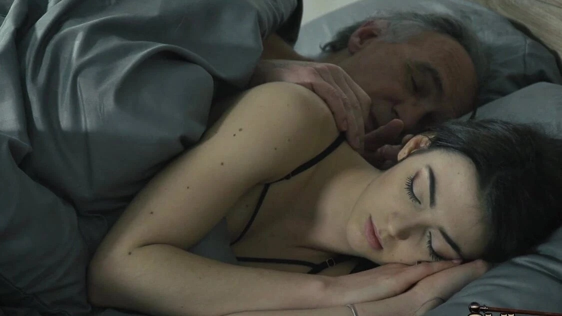 दादाजी टीन को चोदते हैं और अपनी लंड को उसकी अंदर जोर से और गहराई तक धकेलते हैं