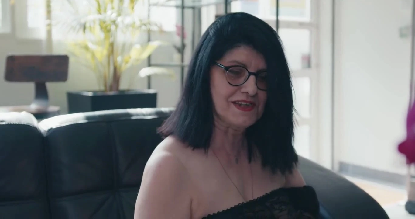 Mature Woman Offered for a Hardcore Gangbang at a Swinger Club