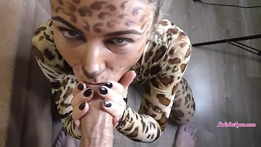 Bir kaplan kostümü içinde seksi bebek erkek arkadaşını berbat