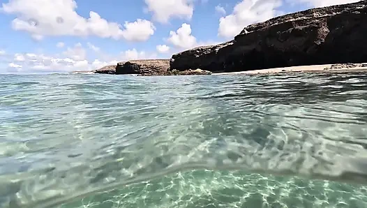 Çıplak orta yaşlı seksi kadın su altında anal tıkaçla yüziyor