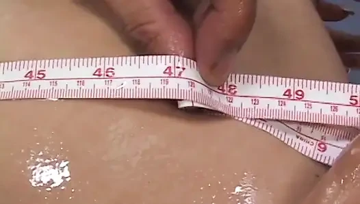 Genç esmer sert yarağı yutuyor ve sonra götünü yağlatıyor ve amını siktiriyor