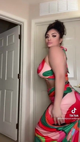 Büyük götlü kız