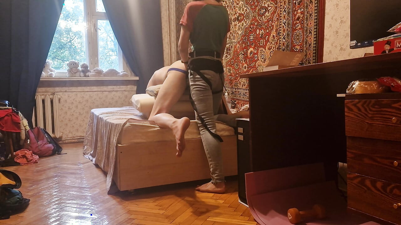Anastasia sahibe Sasha Earth'i sikiyor ve büyük bir oyuncakla götünü parçalıyor