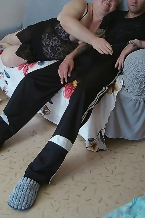 Kayınvalide ağzına boşalmadan önce uzun derin ve yüksek kalitede sakso çekiyor