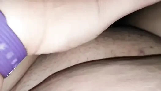 Şişman vajinamı mastürbasyon yapıyorum ve kayınbiraderimin sapıkının önünde oynuyorum, kocamın cuckold ise çalışıyor