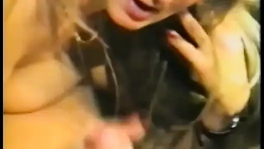 Sevimli sarışın azgın delikanlının büyük yarağını gırtlağına kadar alıyor