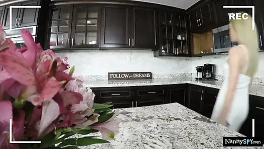 Azgın dadı izleyiciler için patronuna şov yapıyor