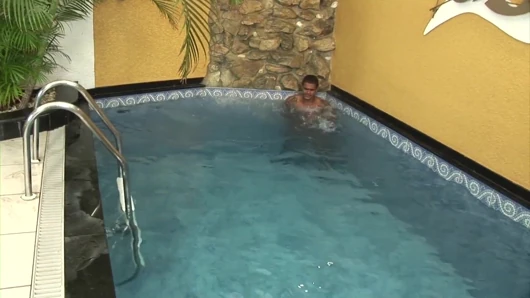 Ateşli latin adam yarağının tadını çıkarıyor