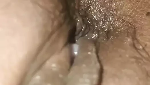 Hintli kadının amının tadını çıkarıyor