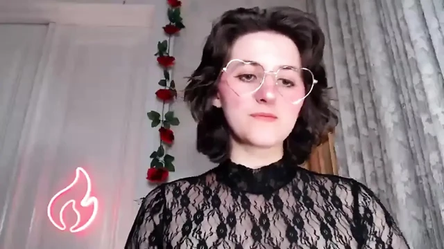 Seksi sıkı dantelli üstlü esmer kadın