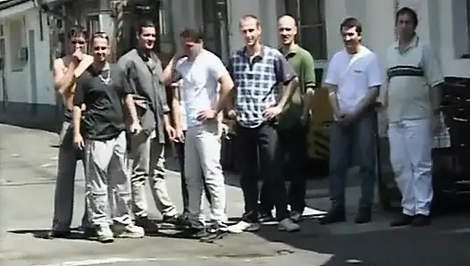 Büyük yarak ve azgın seksi kızlarla açık havada sikiş, grup seks ve boşalma filmi