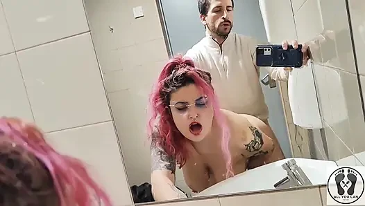 Umumi tuvalette ayakta sikişiyor domalarak sikişiyor yüze boşalma