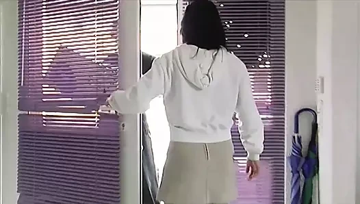 Bir dik Alman civciv gets ona tıraş kedi memnun