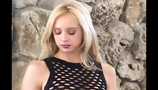 Büyük siyah yaraklar sarışın bebeği çifte sikiyor