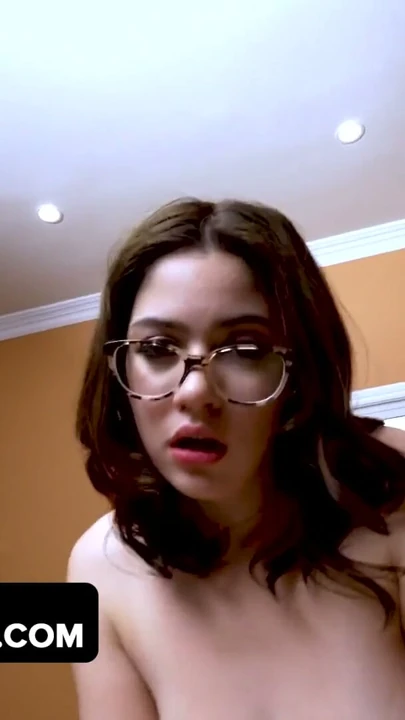 Şımarık üvey kız Ellie Nova her zaman masum üvey babasına cinsel şakalar yapıyor - dadcrush | Klip 3