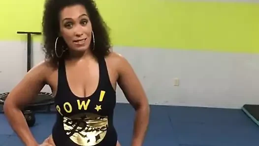 Kendra kouture büyük şişman kıçını sallıyor