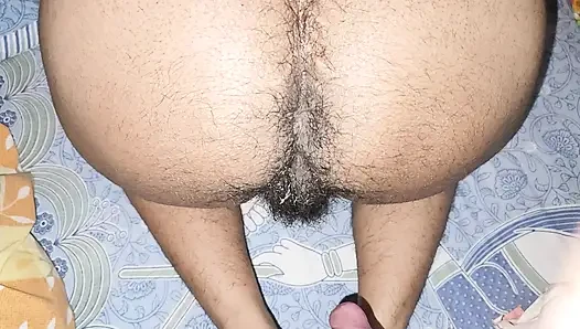 Üvey annem beni sikmek istiyor sikimi tutmasına izin verdim