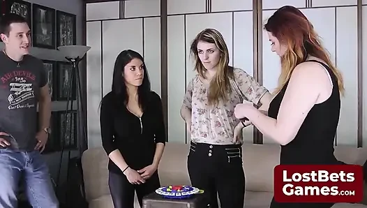 Kızlardan biri kaybeden bir çizgiyle karşı karşıya olduğu için striptiz oyunu yoğunlaşıyor