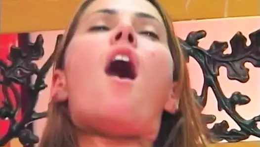 minyon piliç inliyor süre alırken büyük horoz