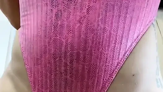 Bebeğim gerçekten sikişmek istiyorum, burada değilsin bu yüzden bu büyük vantuzlu dildoyla mastürbasyon yapıyorum