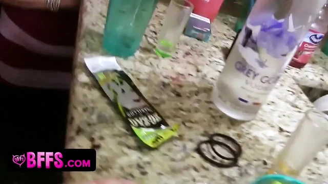 Gevşek ahlaklı şehvetli bayanlar gerçek bekarlığa veda partisinde emiyor ve sikişiyor