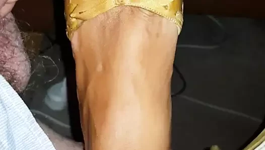 Ben onun kirli cummules ayak parmakları arasında boşalmak