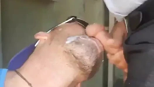 Açık hava eğlence için kamu boşalmak sürtük - alma o yabancı sperm