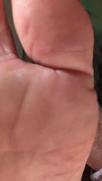 Завораживающий момент из "Будь хорошим пареньком и приступить к ногам объявления"