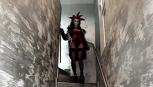 Harika bir Venedik maskem var, bak.