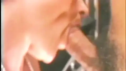 Sarışın orta yaşlı seksi kadın ofiste oral seks yapmayı seviyor