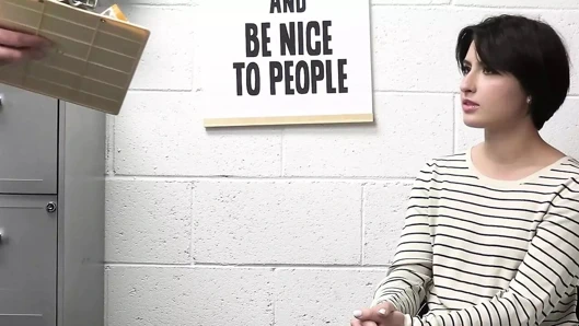 Angeline Red hırsızlık yaparken yakalandı ve güvenlik görevlisi tarafından cezalandırıldı