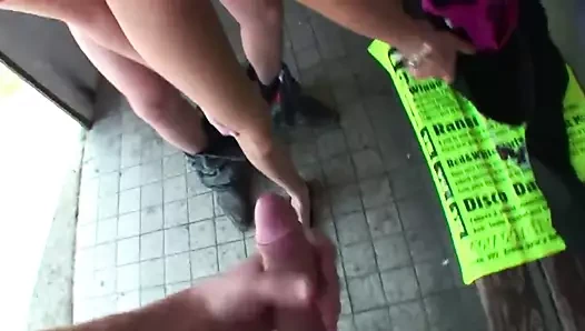 teen al ve al üçlü içinde kamu otobüs durağı