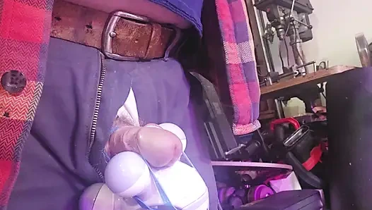 Kremsi bir fındığı patlatana kadar hafif titreşim ve boşalma