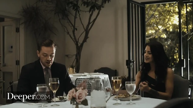 Derin. Evelin Stone'un ilk randevusu sürprizi