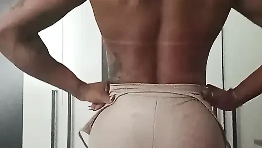 Bu orta yaşlı seksi kadın yalvarmazsan dokunmana izin vermeyecek