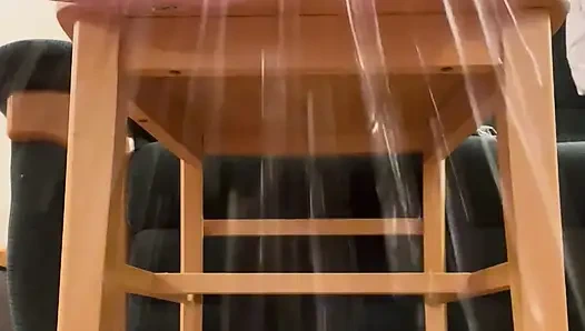 Zemini sırılsıklam mor v ile büyük çekim fışkırtıyor