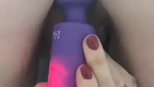 Azgın orta yaşlı seksi evli kadın vibratör kullanıyor ve göt deliğinden sikiliyor