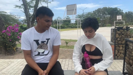 Seksi üvey kız kardeşimle parka koşup dikkatimizi dağıtmak ve onu sert sikişmek için yalnız olduğumuz gerçeğinden faydalanarak eve gitmeye ikna edeceğim