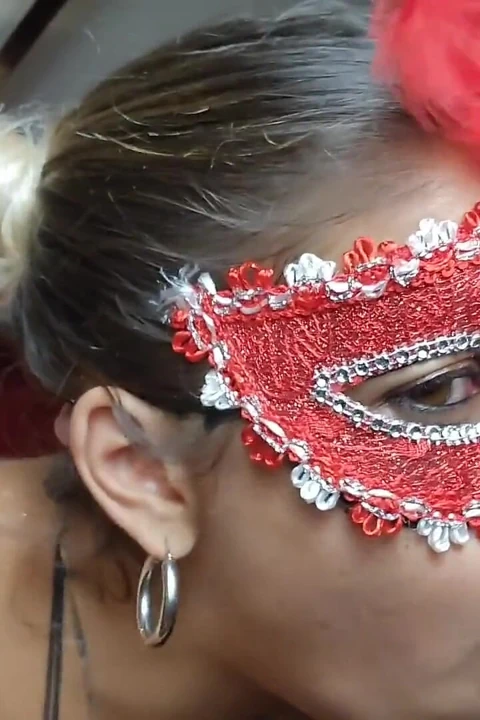 Karnaval kraliçesinin büyük götünü sikiyorum