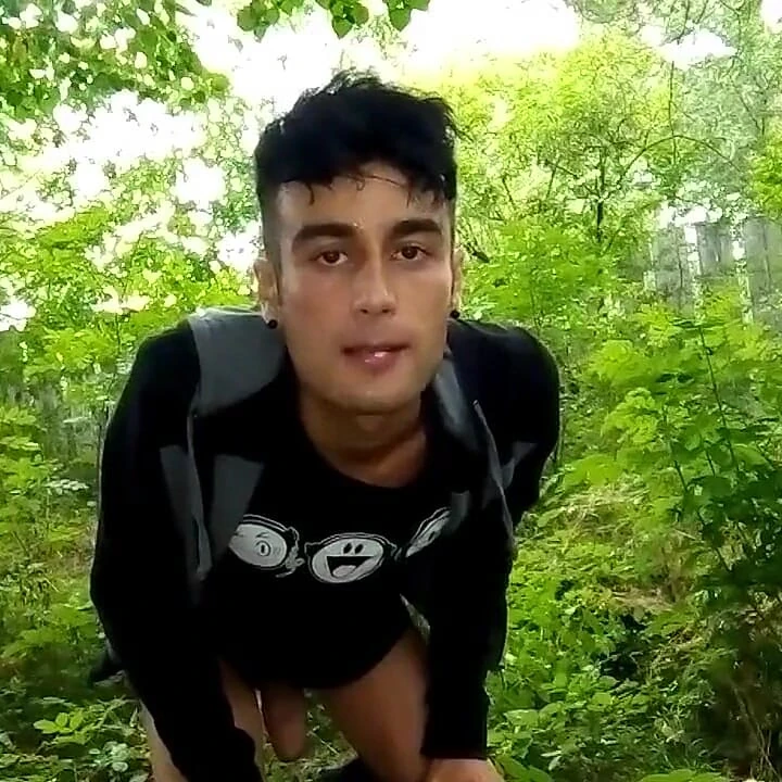 Twink titreşiyor, ağzına dölle oynuyor ve kendi dölünü yutuyor