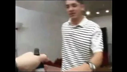 Kaylee ıslak tişört göğüslerine boşalıyor