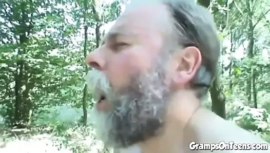 Genç ateşli kız dede tarafından sikiliyor