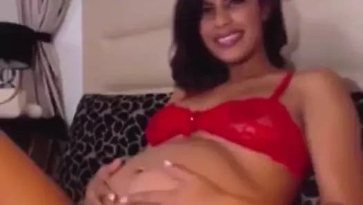 Güzel hamile bebek bebeğini tekmelediğini hissediyor