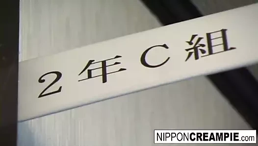 Güzel Japon bebek olduğunu gangbanged içinde the sınıf