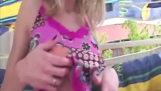 Ateşli kız her iki delikten de sikiliyor