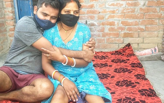 Hintli evli kadın açık havada arkadaşını sikiyor