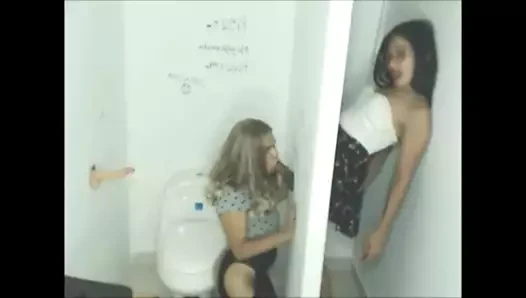 İki gencin duvar deliği eğlencesi