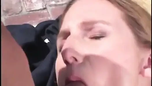Sürtük üniversiteli kız açık havada çifte sikiş için tüm deliklerini sunuyor