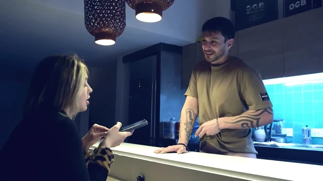 Bana Masanın Altında Gizli Bir Sakso Çekti Ve ağzını Dölle Doldurdum.